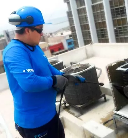 Mantenimiento de un Condensador de Aire Acondicionado